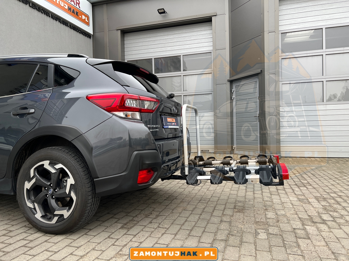 Subaru XV z bagażnikiem rowerowym montowanym na hak